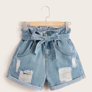 High waisted ruffled shorts with denim belt